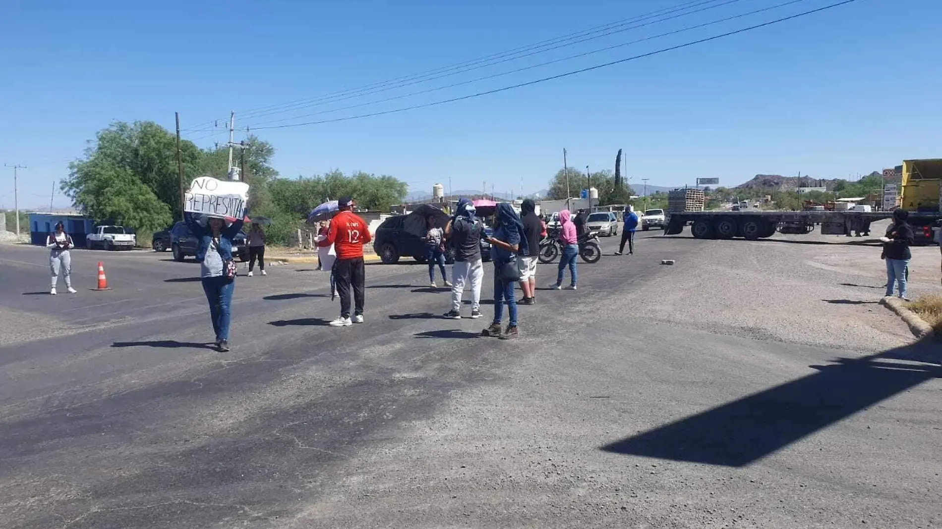 Paro de labores y protesta en Velardeña; empleados de mina reclaman utilidades