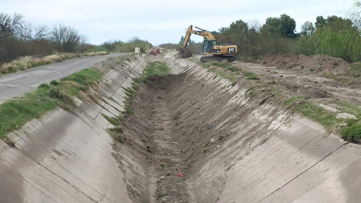 Chilchota Alimentos apoya uso eficiente del agua con desazolve de canales en Módulo 12
