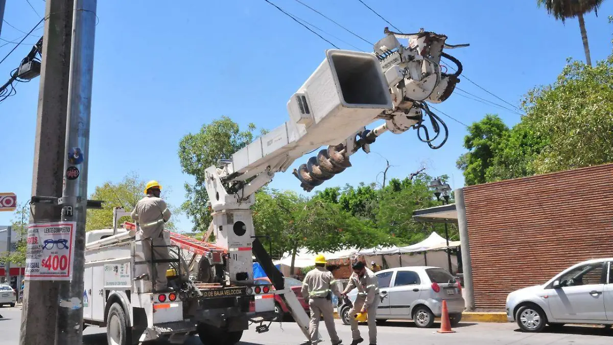 CFE realiza la interrupción de luz en zona Centro de Gómez Palacio, comerciantes se inconforman