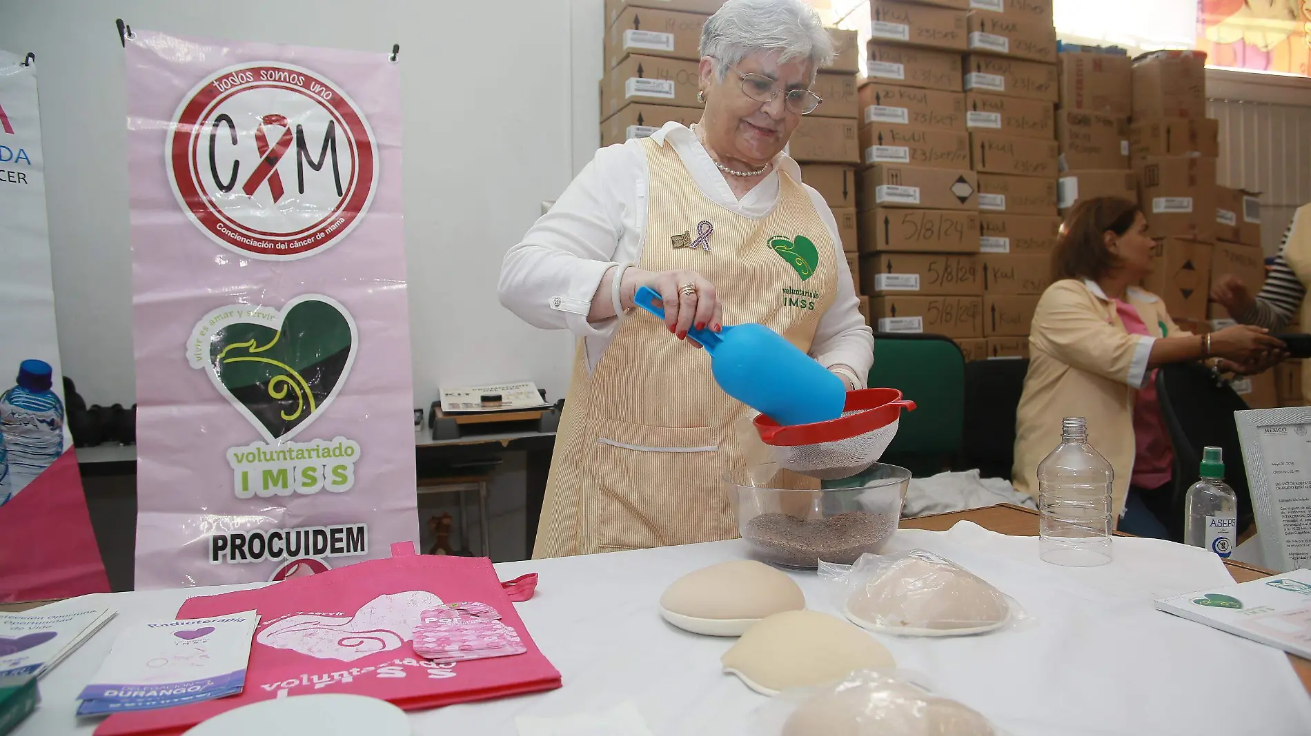 En Durango crean prótesis artesanales de mama para mujeres sometidas a una mastectomía