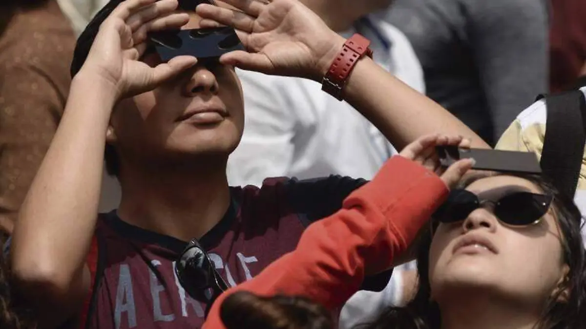 Personas observando un eclipse