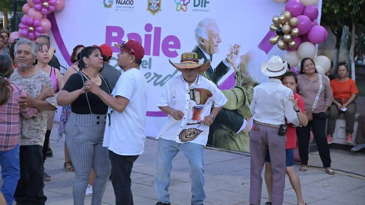 Adultos mayores disfrutaron del Baile del Recuerdo en la Plaza Principal