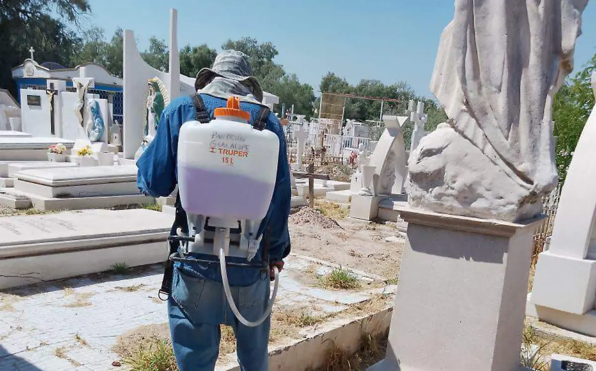 Ayuntamiento realiza labores de limpieza en panteones de Gómez Palacio
