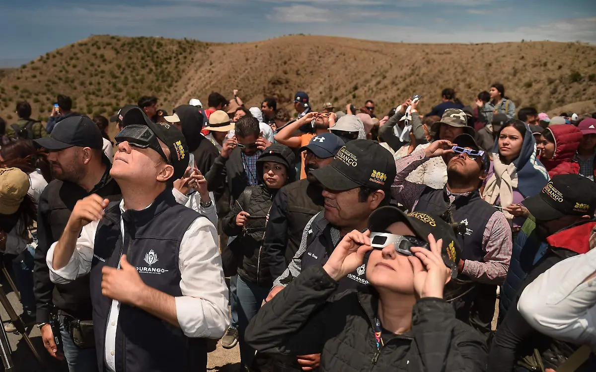 Miles de turistas nacionales y extranjeros disfrutaron el eclipse solar total