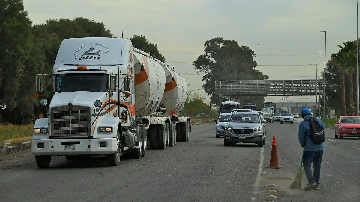 Camiones de carga pesada estarán fuera de bulevar Ejército Mexicano