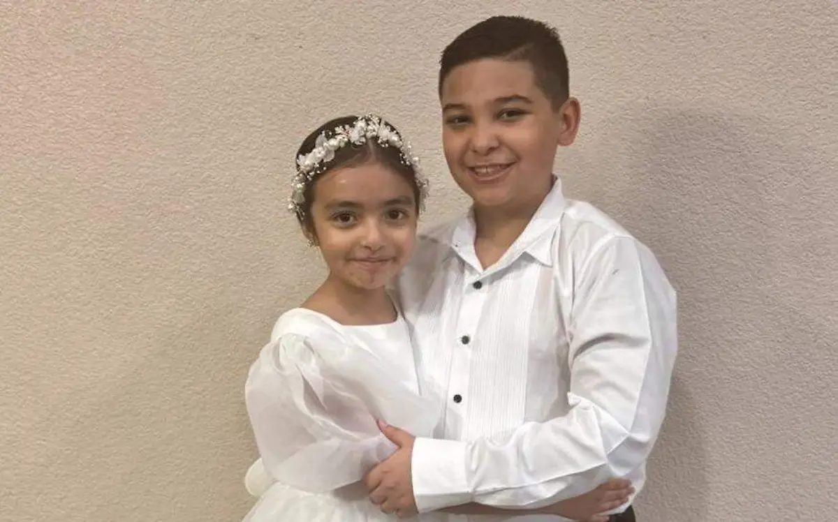 En su primera comunión los niños Sebastián y Mía Sánchez Espinoza