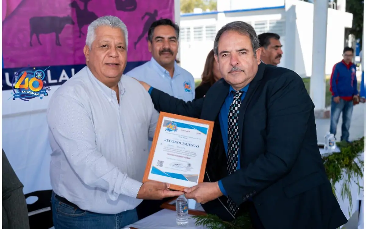 Jaime Arrieta recibió un reconocimiento por 25 años de servicio en la docencia en el CBTa #173
