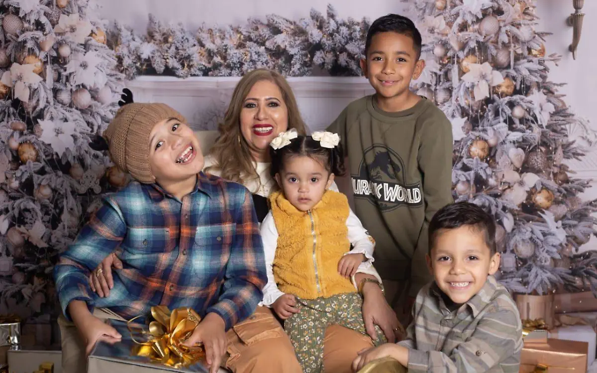 Feliz al lado de sus nietos la Señora Mayra Rivas