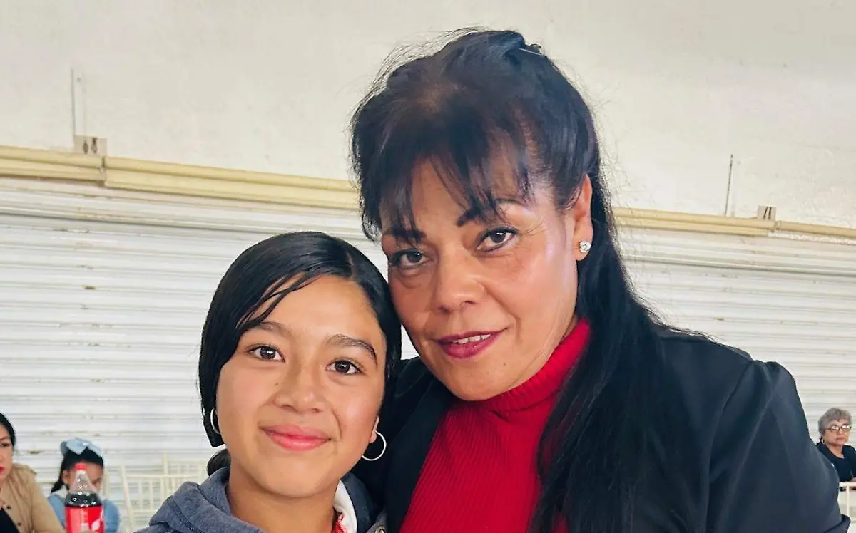 Lupita Morones al lado de su linda ahijada