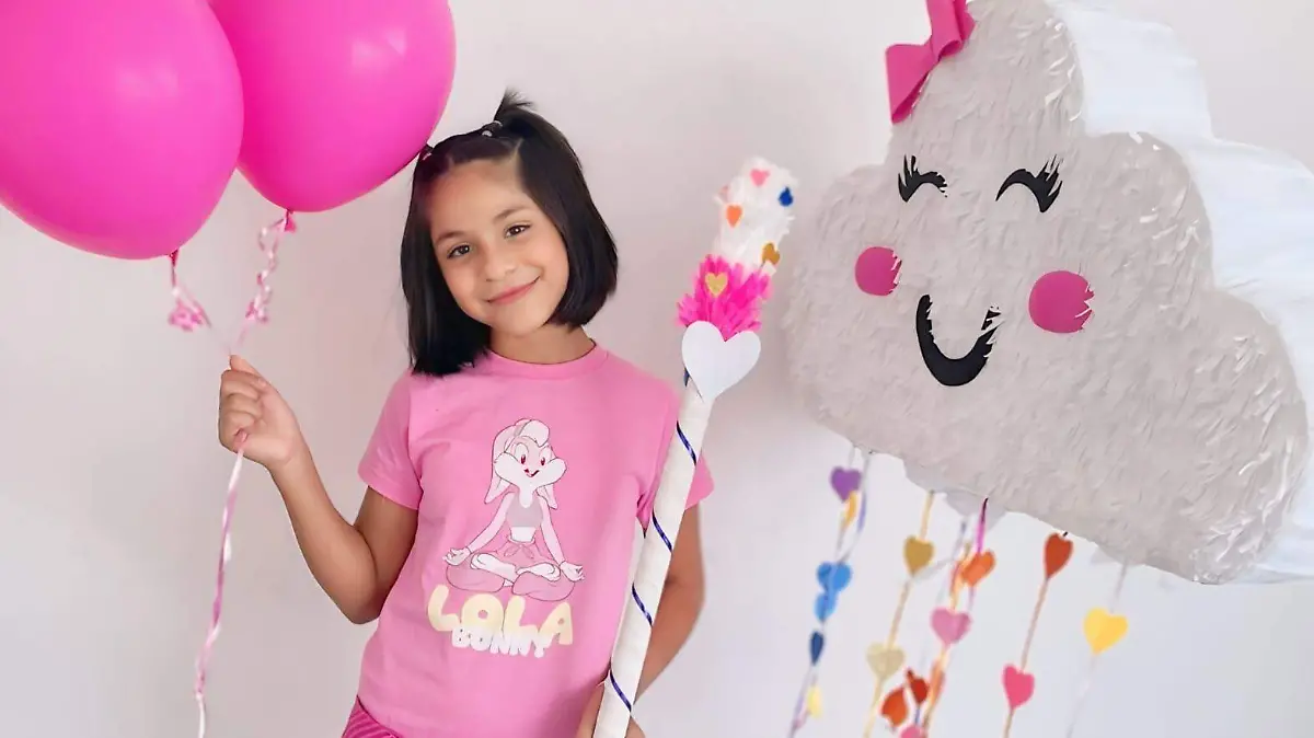 Muy contenta posó para la foto junto a su piñata