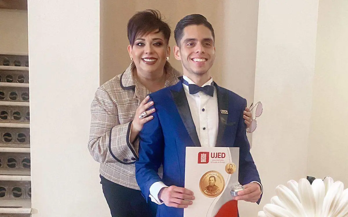 Se gradúa con medalla al Mérito Jeshua Moreno