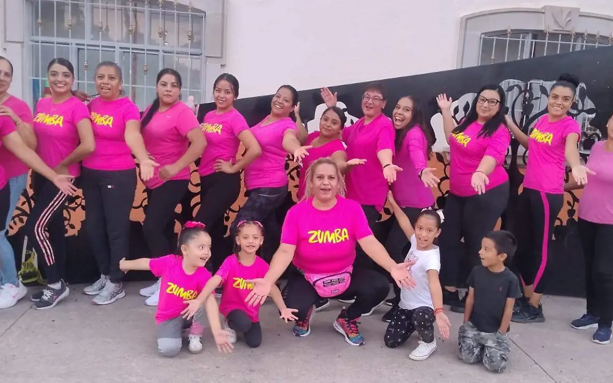 Hermosas damas del grupo de zumba de la casa de la cultura