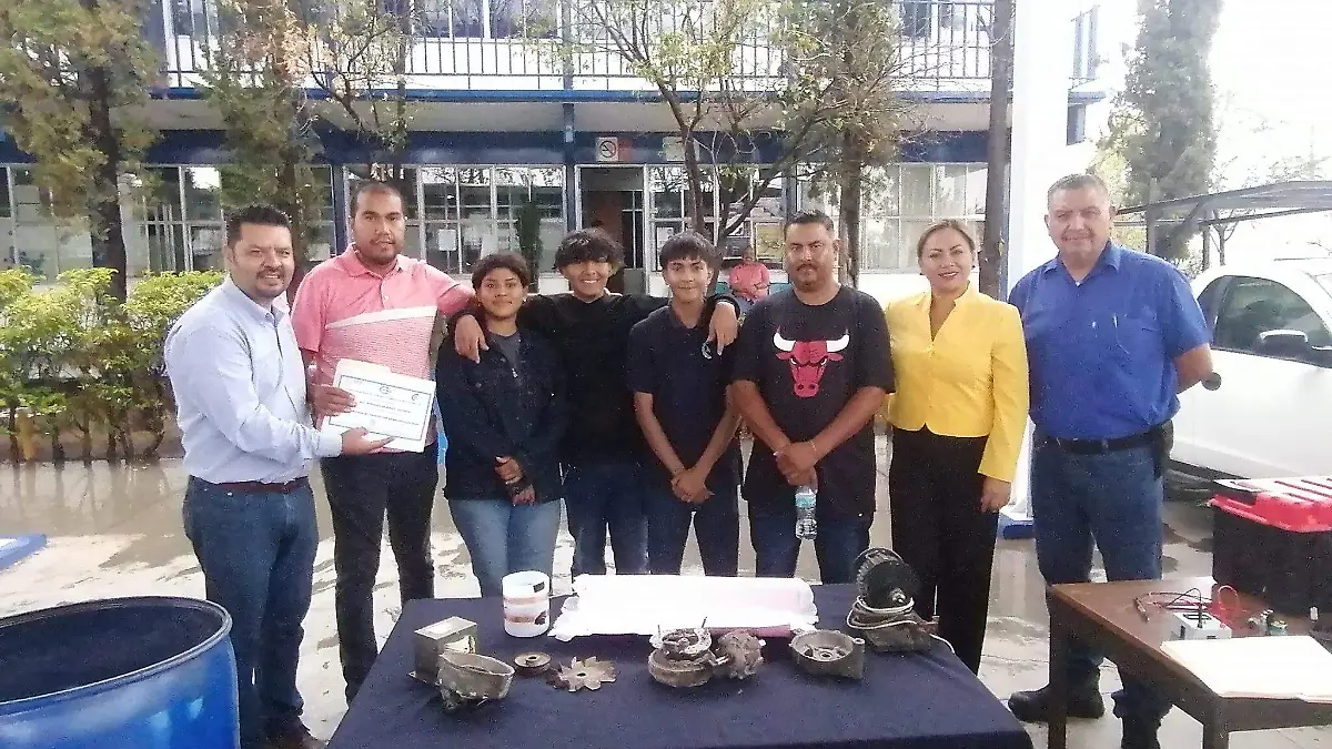 Entrega de reconocimientos a alumnos participantes en proyectos
