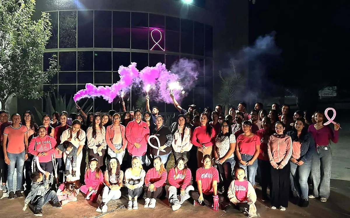 Rectora de la UPC Luly Martínez Espinosa con su personal