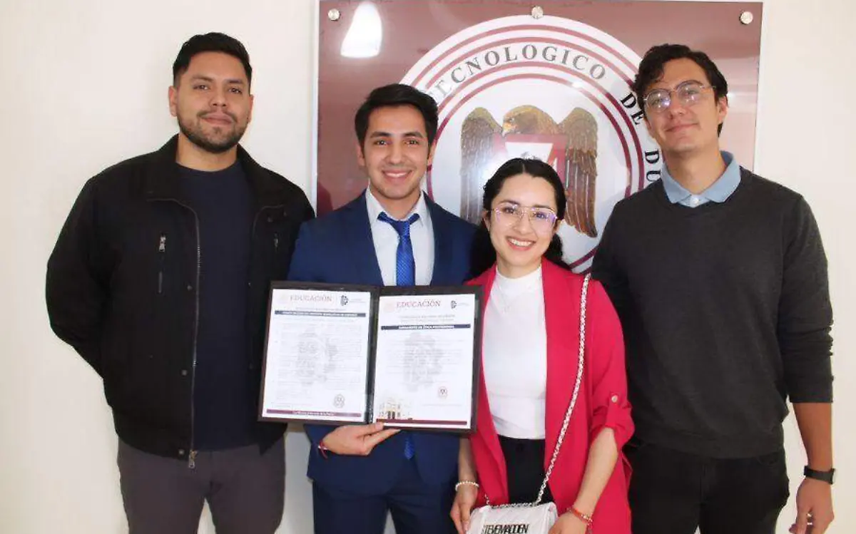 Se titula de ingeniero químico Iván Nevárez