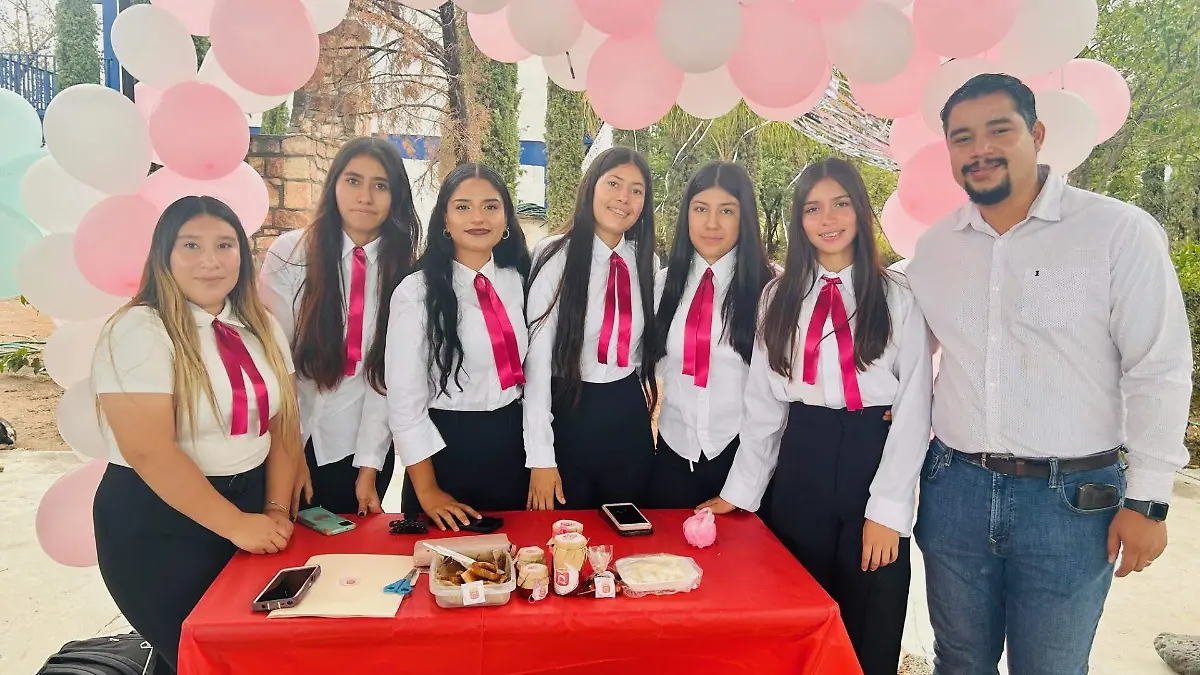 Alumnas de Contabilidad con su Docente Pedro Favela