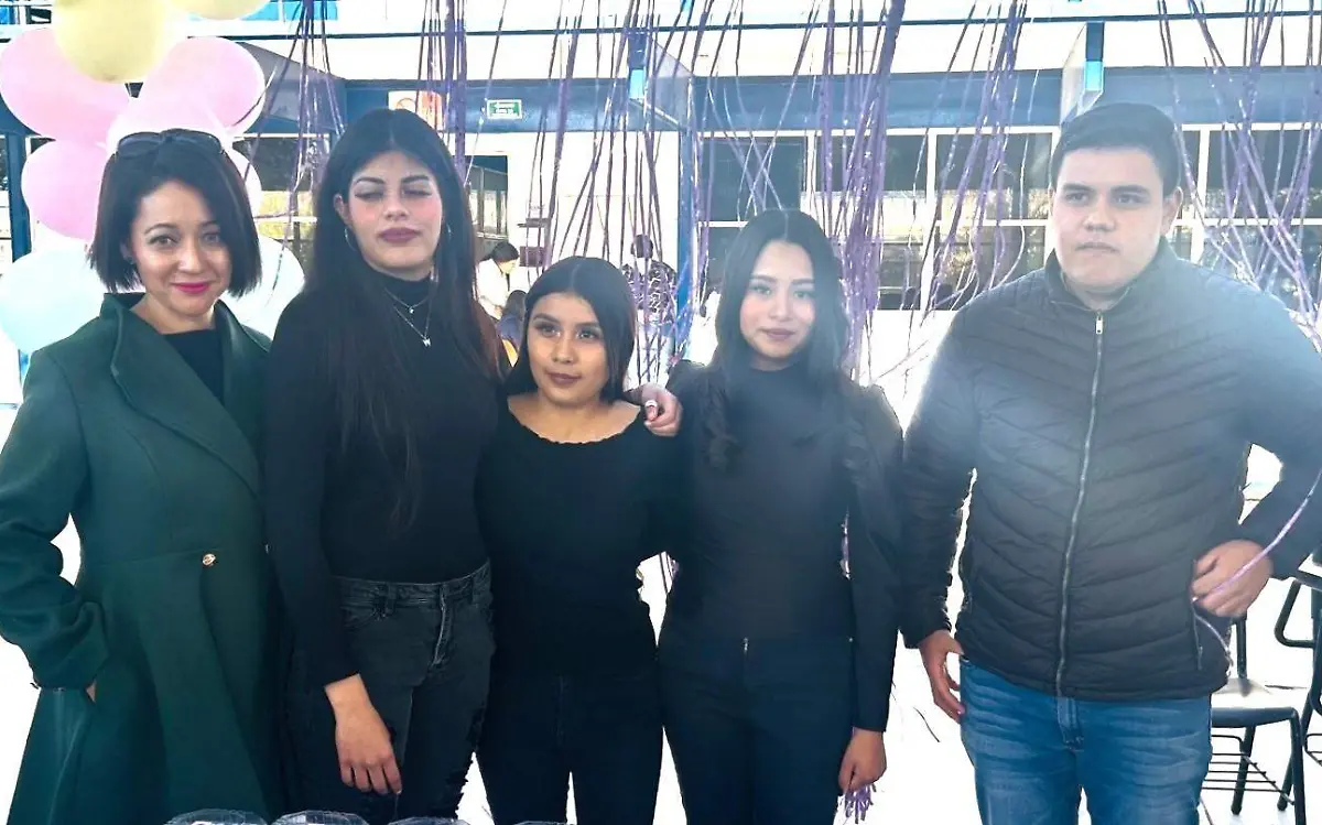 M.E. María Rosalba Aguilar Castillo con alumnos del CBTIS #115