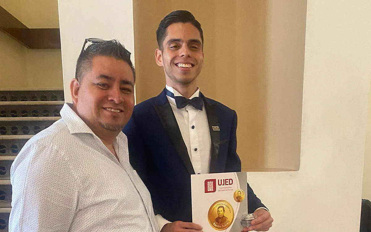 Se gradúa con medalla al Mérito Jeshua Moreno