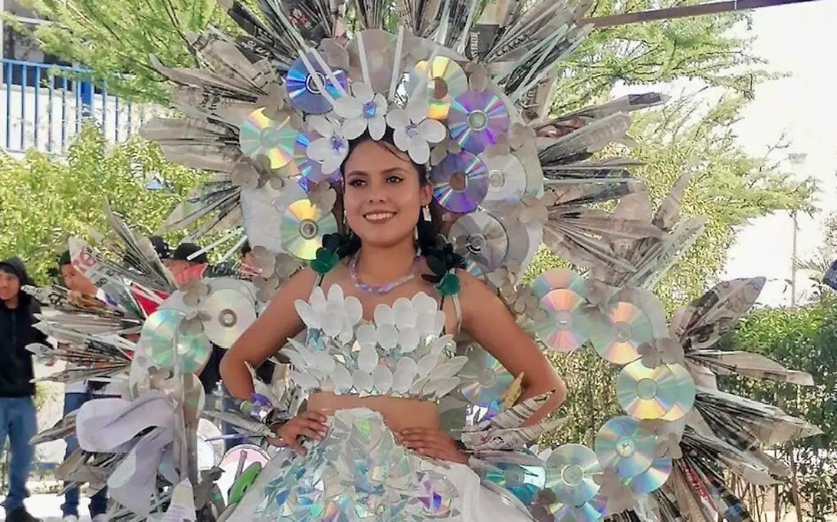 En su Segunda presentación en traje reciclado, obteniendo el Primer lugar Arely Venegas, del 6A de Mantenimiento Automotriz