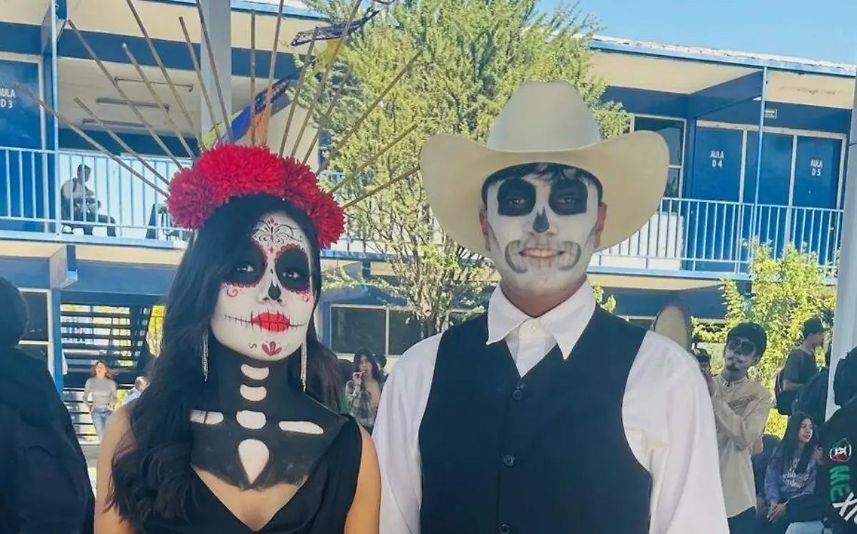 Tercer lugar Dafne Dayanna Hernández Lozano y Manuel Figueroa en concurso de catrinas en el CBTIS #115