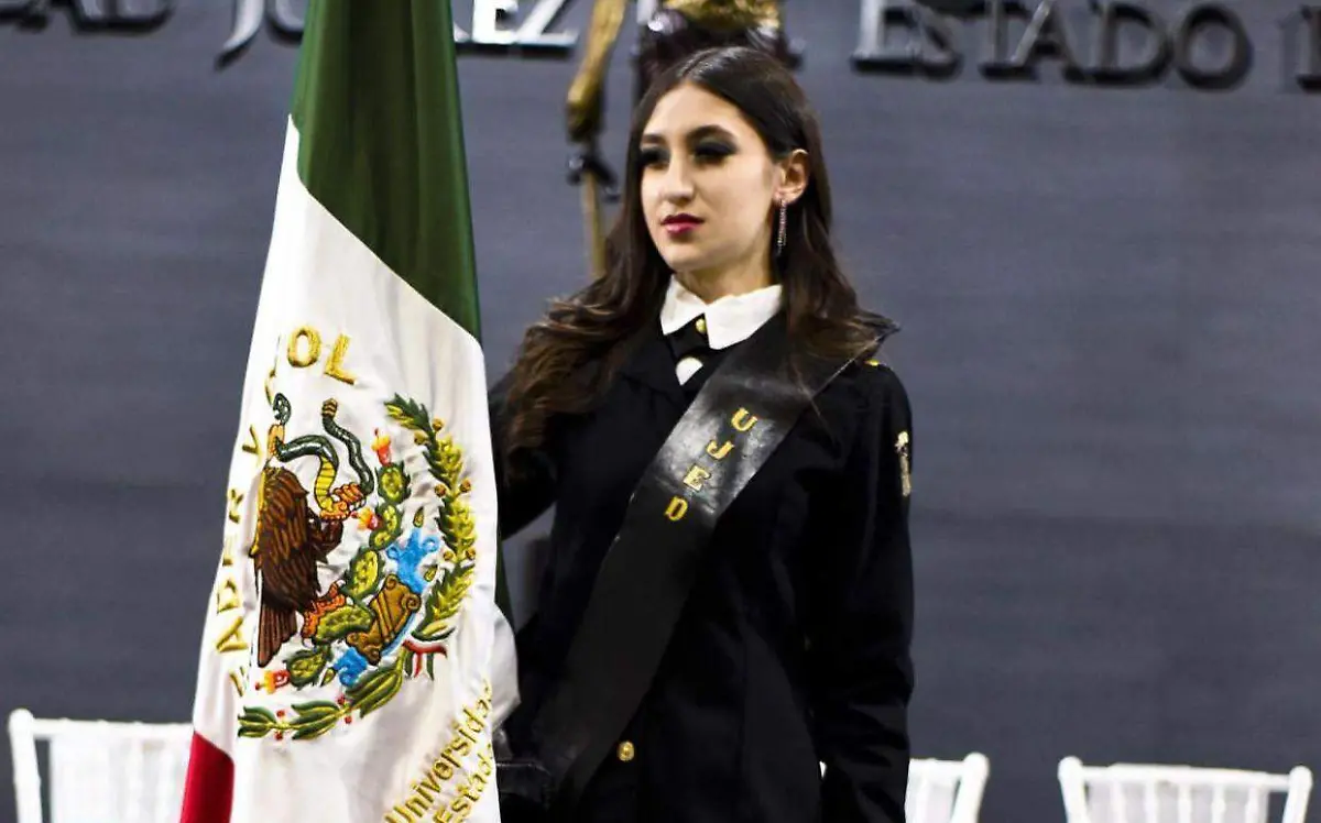 Frida Caldera se titula con Medalla al Mérito