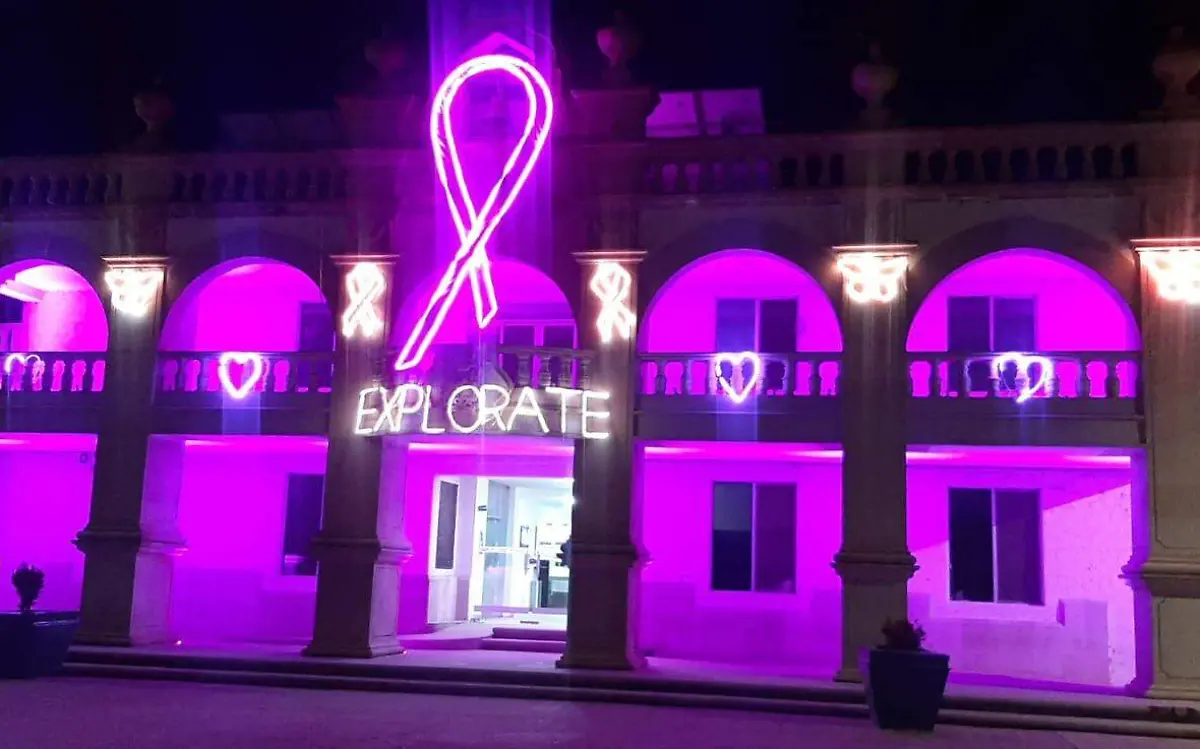 Edificio municipal con el tradicional encendido rosa