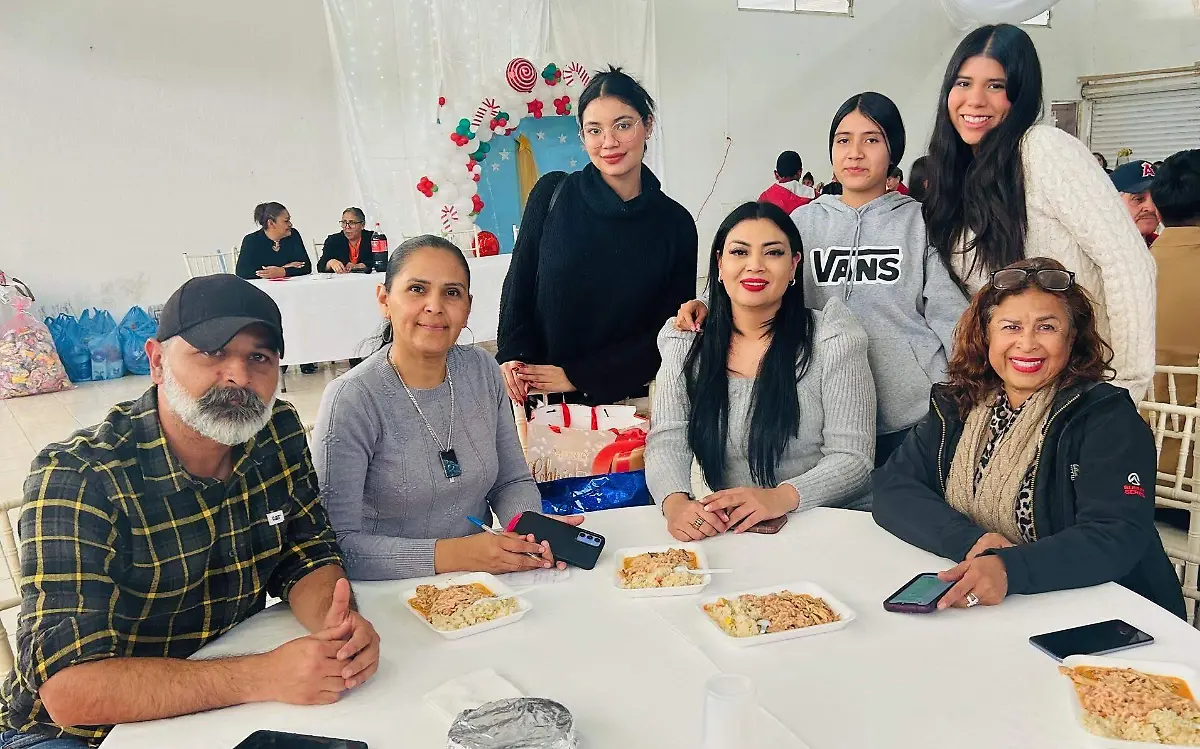 La Abogada Lenneth Nevarez Sotelo en fiesta navideña