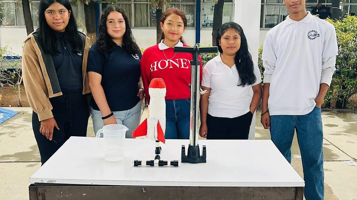 Alumnos presentado proyecto de Fisica