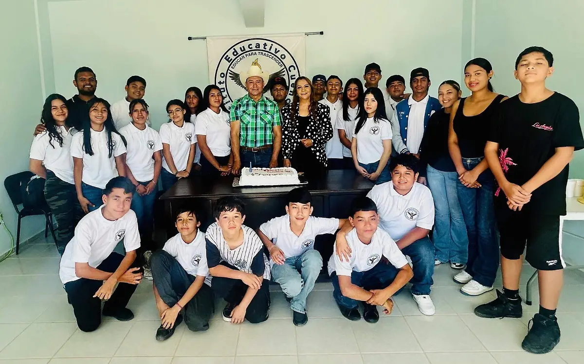 Alumnos y docentes partieron el pastel de aniversario del Instituto Educativo Cuencamé