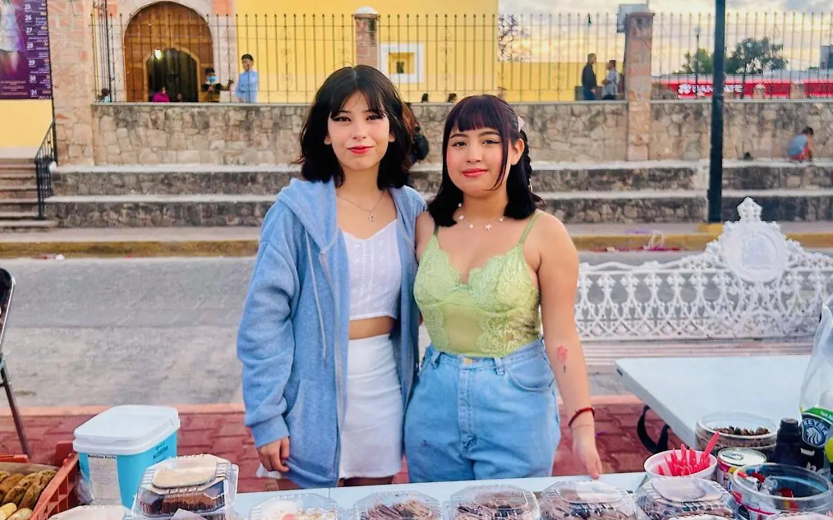 Fernanda Moreno y Naomi Lucero, participando en velaría