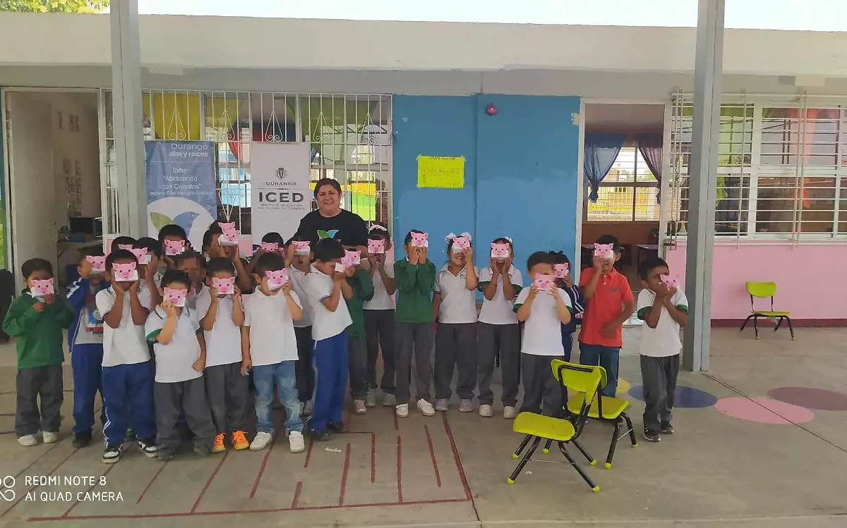 Señora Elida Graciano con pequeñitos del Jardín de Niños en el taller “Abrazando con Cuentos”