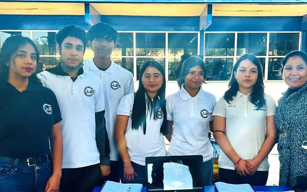 La ingeniera Martha Sánchez Martínez con alumnos del CBTIS #115