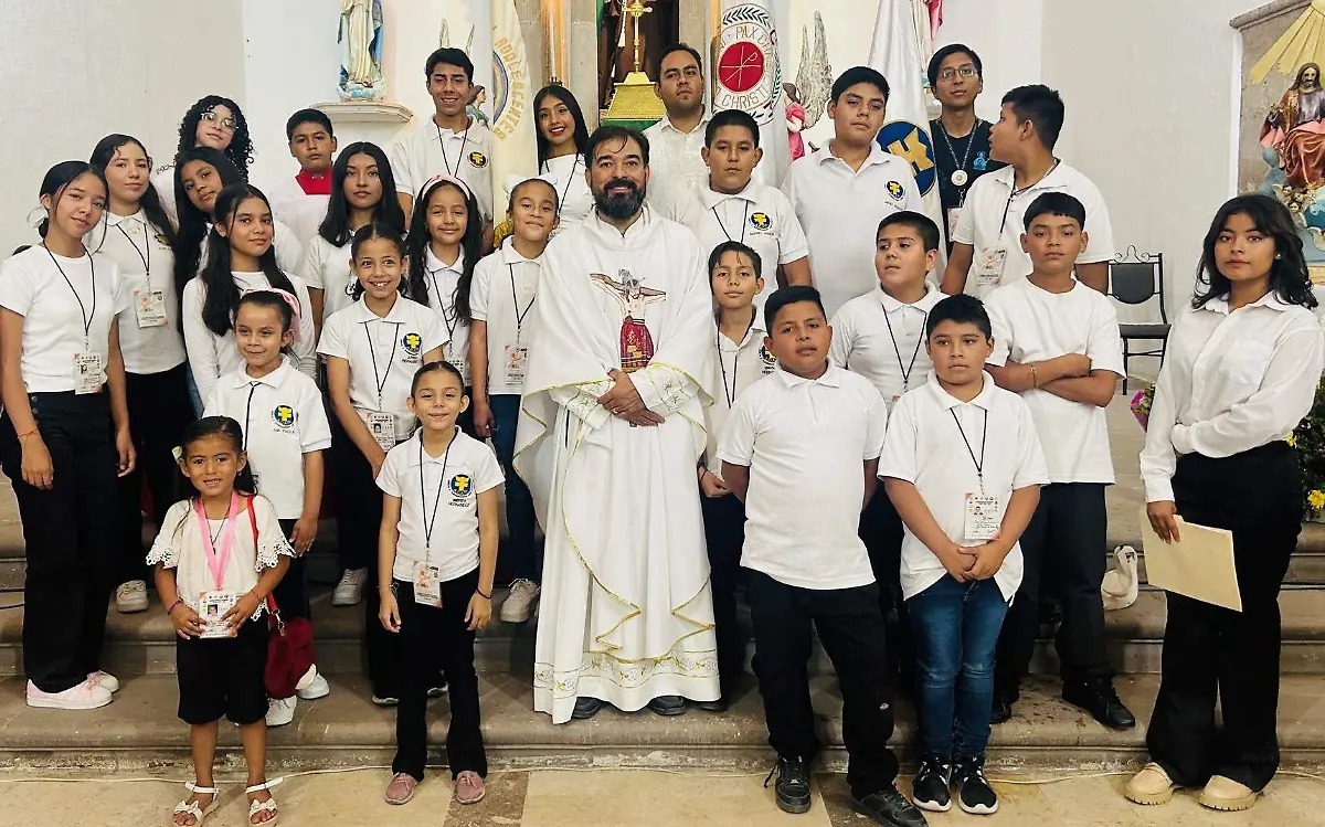 Nueva presidenta del ACAN , Karol Paola Calderón Ríos, acompañándole sus compañeros y el padre Alberto Frausto Rodríguez