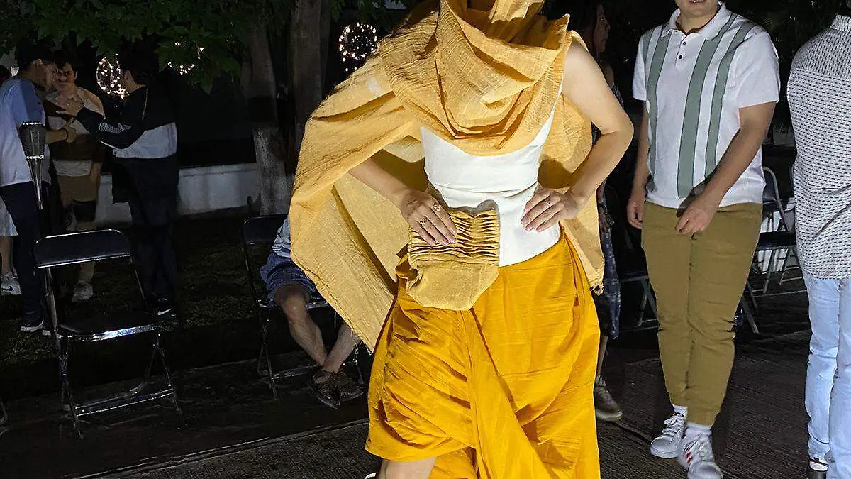 Entre luces y color la UAD presenta desfile de modas