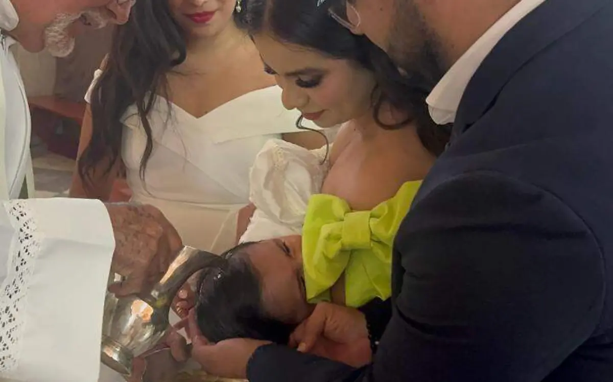 Llevan a bautizar al guapo Luis Alberto Carrillo