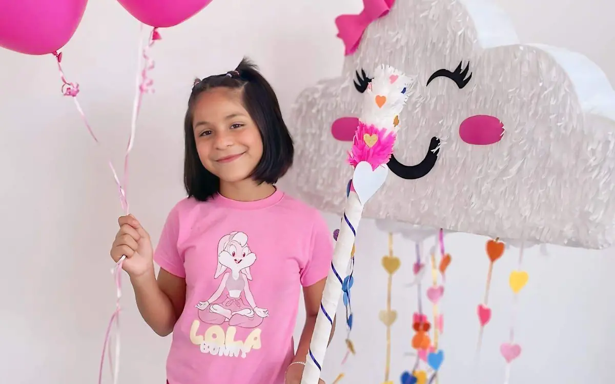 Con una sonrisa se mostró feliz la pequeña alexa