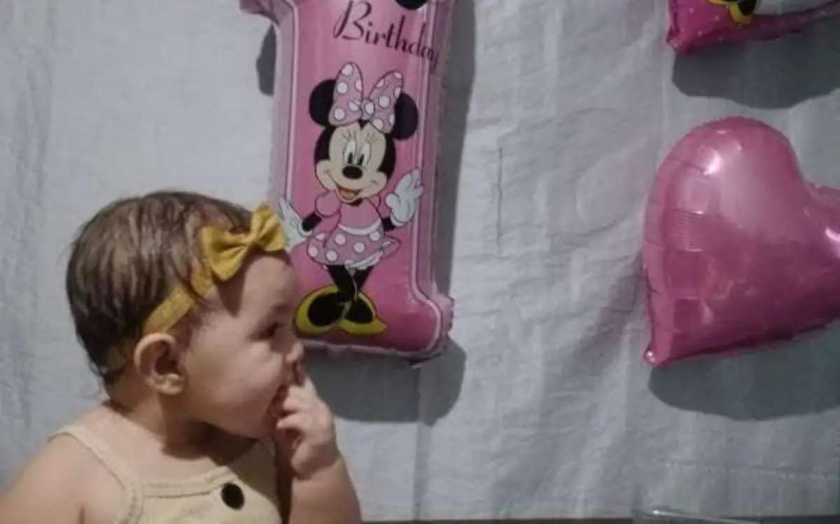 Emma muy contenta partió su pastel