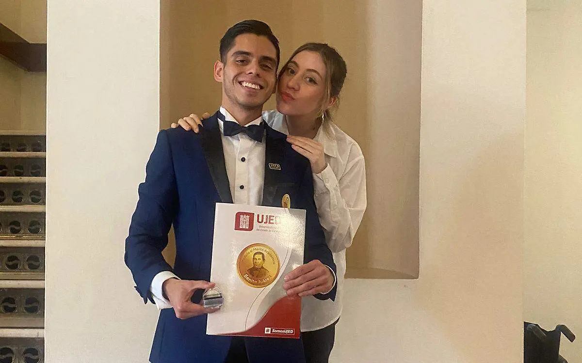 Se gradúa con medalla al Mérito Jeshua Moreno