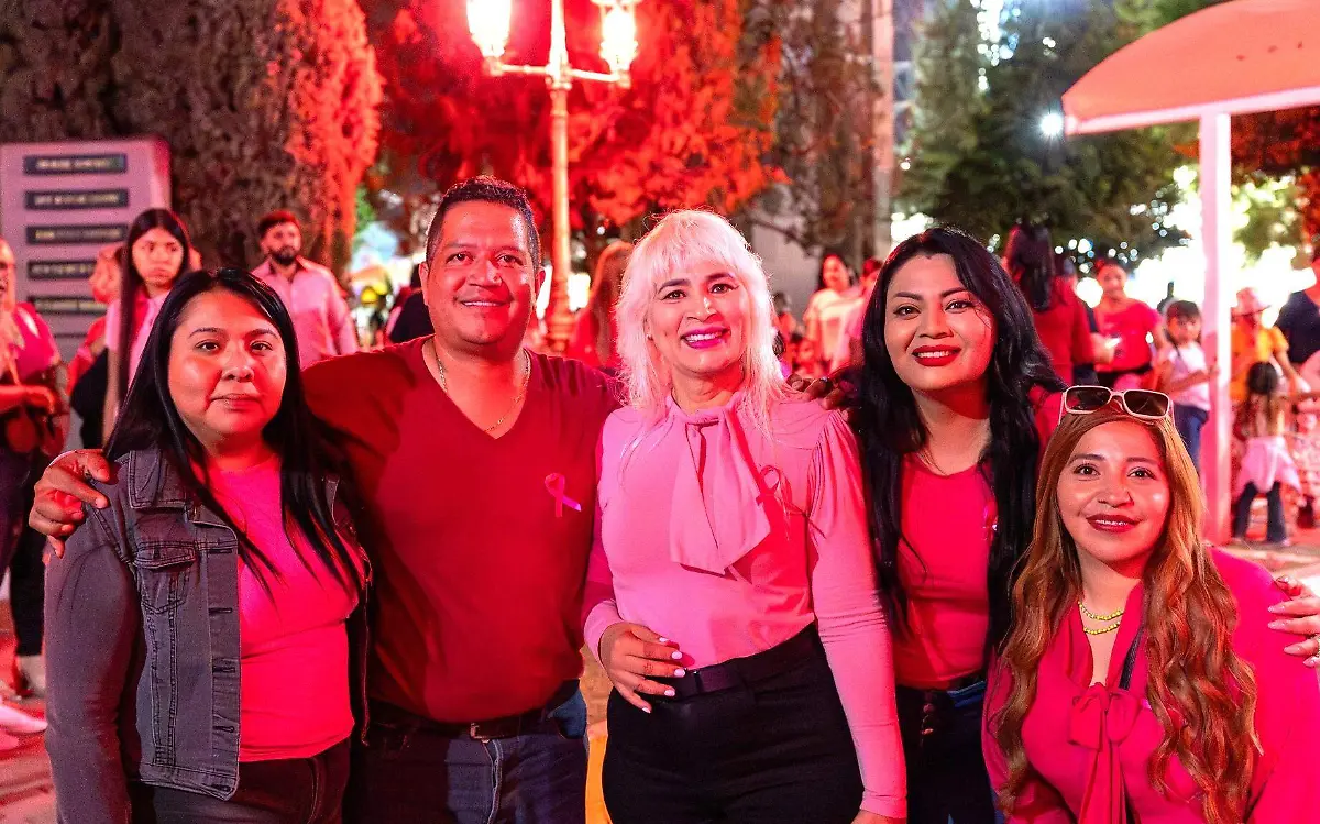En el marco del Mes Rosa, la Presidencia Municipal y el DIF realizaron el  encendido de Luces Rosa, iluminando la Presidencia Municipal