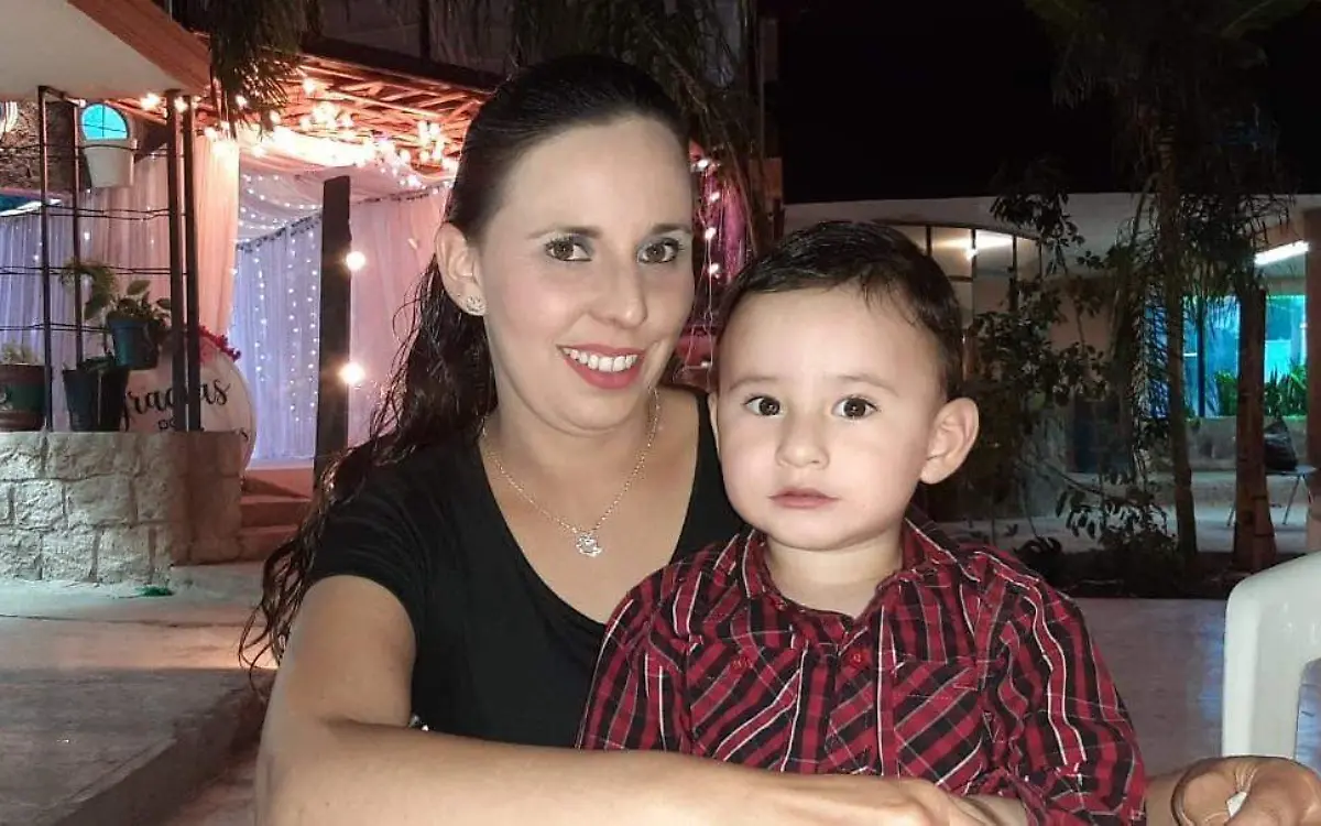 Muy contenta la linda señora Betty Ortiz en compañía de su pequeñito Christopher