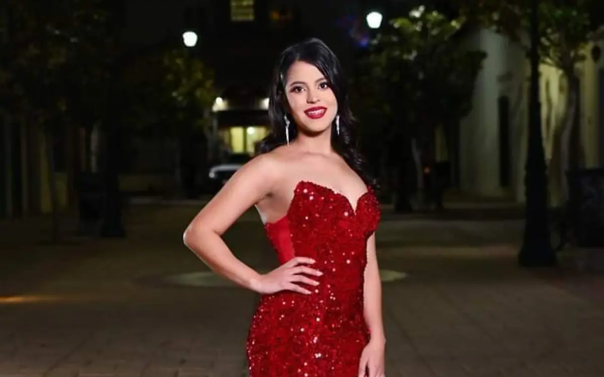 La hermosa Cristal Solo Salas