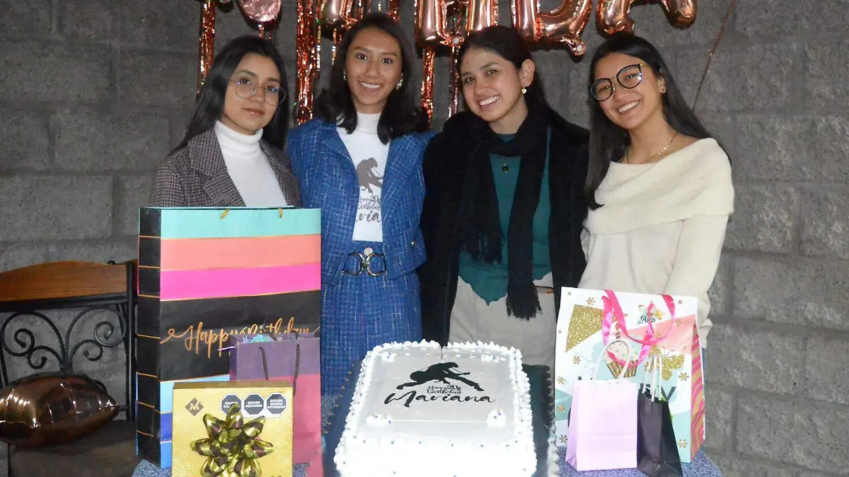 Con amigos y familiares, Rosa Mariana Mathey Díaz celebró su cumpleaños.