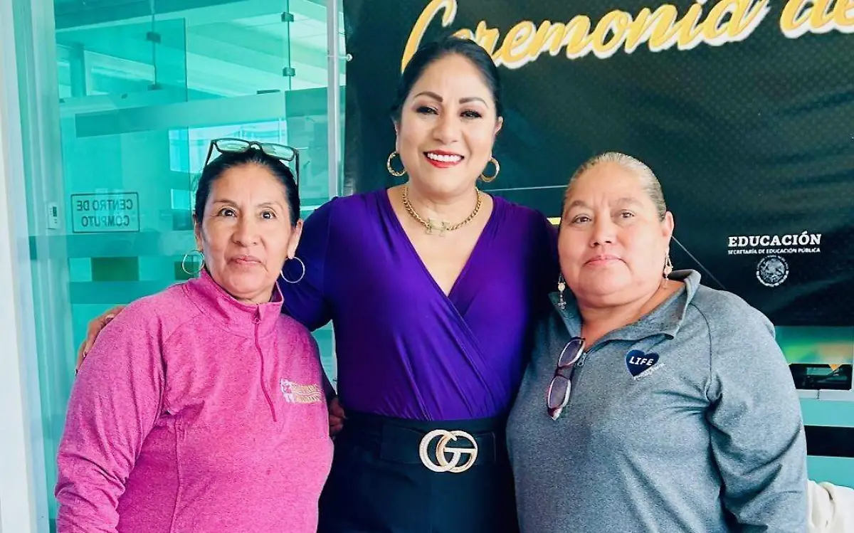 Nena González y Guille Olvera acompañando a la rectora de la UPC, Luly Martínez Espinosa