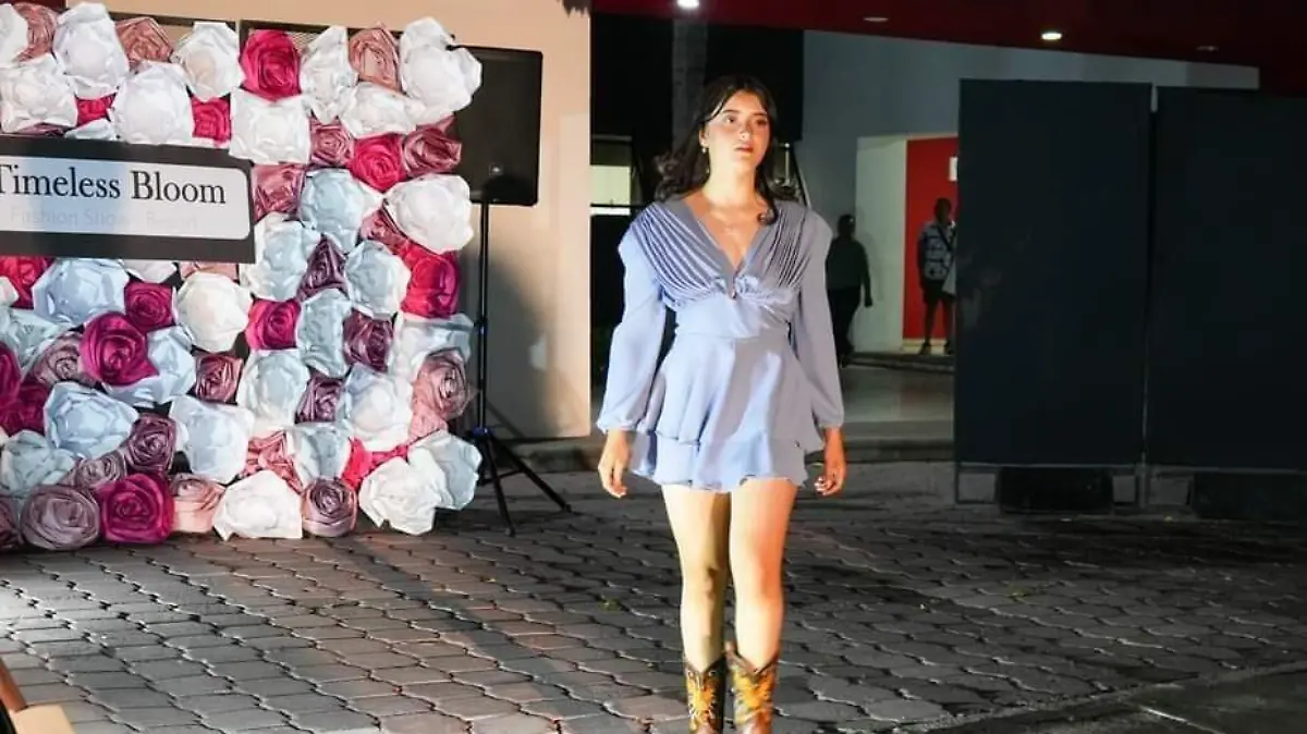 Entre luces y color la UAD presenta desfile de modas