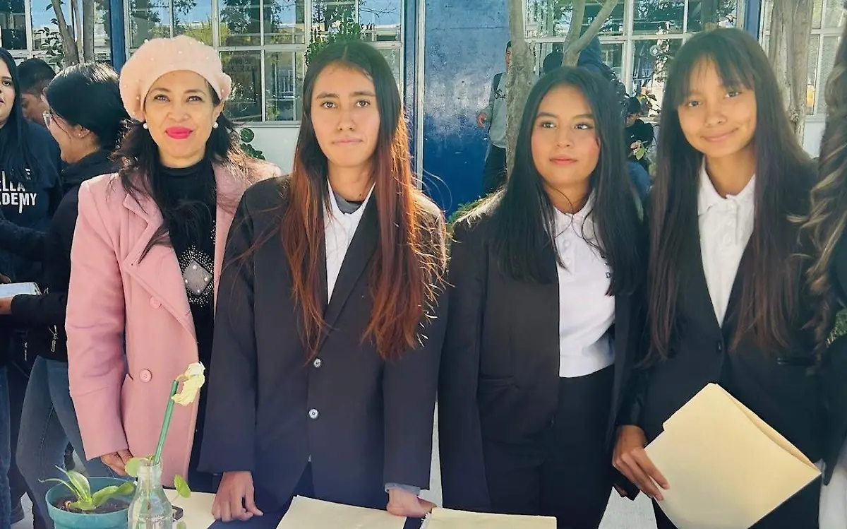 Ingeniera Marlen Jazmín Silva de Anda  con sus alumnas del CBTIS 115