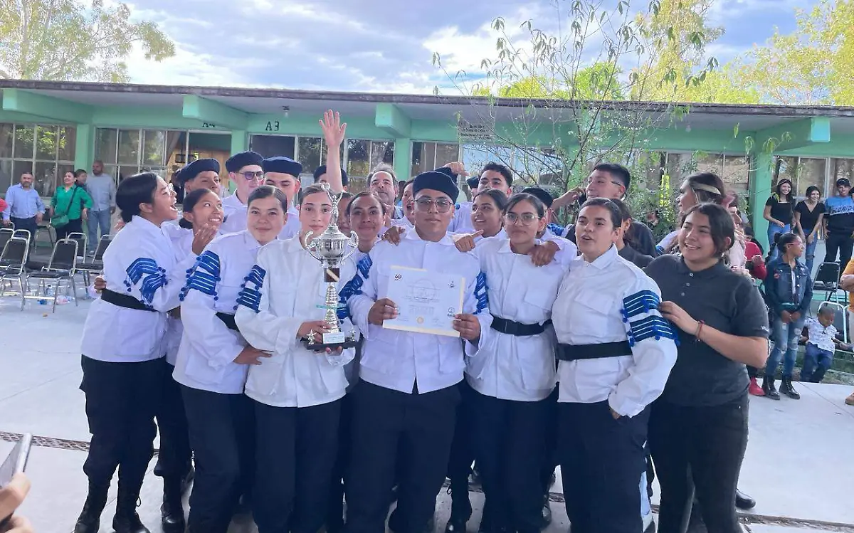 FELICES Y ORGULLOSOS POSARON