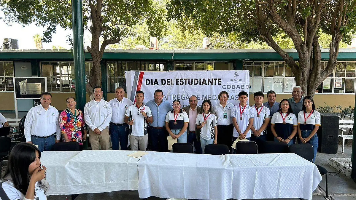 Cobaed 02 de Lerdo, instituye la medalla “Estudiante con vasallos 2024”