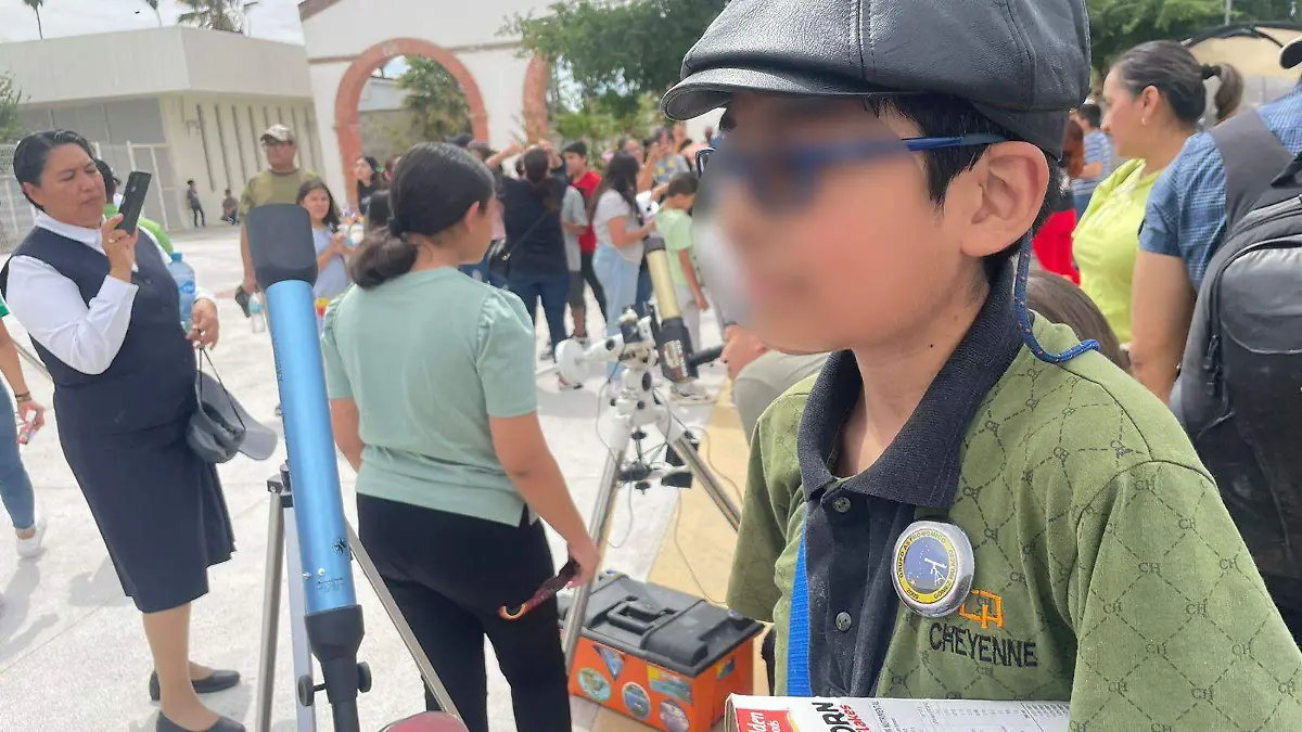 Con una caja de cereal niño elaboró su propio visor para el Eclipse