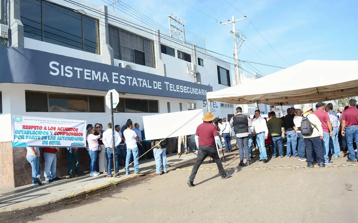 Docentes duranguenses toman oficinas de SETEL