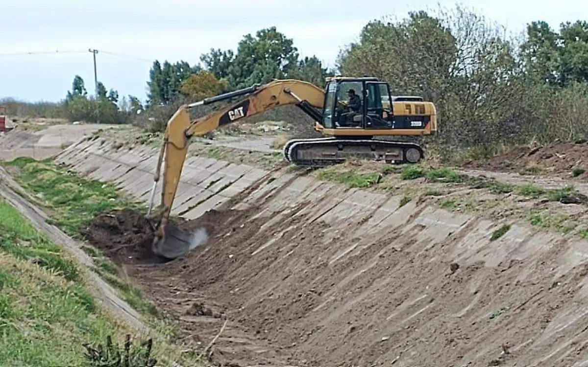 Chilchota Alimentos apoya uso eficiente del agua con desazolve de canales en Módulo 12